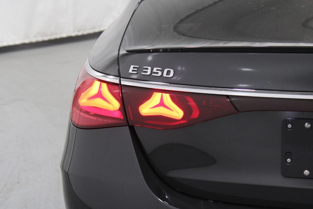 Mercedes-Benz E-Class Vehicle Full-screen Gallery Image 11