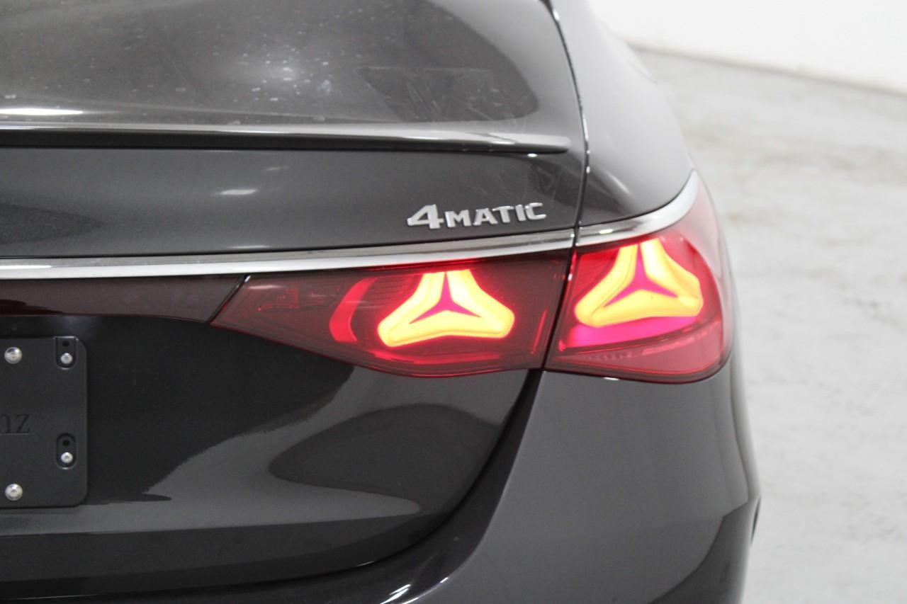 Mercedes-Benz E-Class Vehicle Full-screen Gallery Image 12