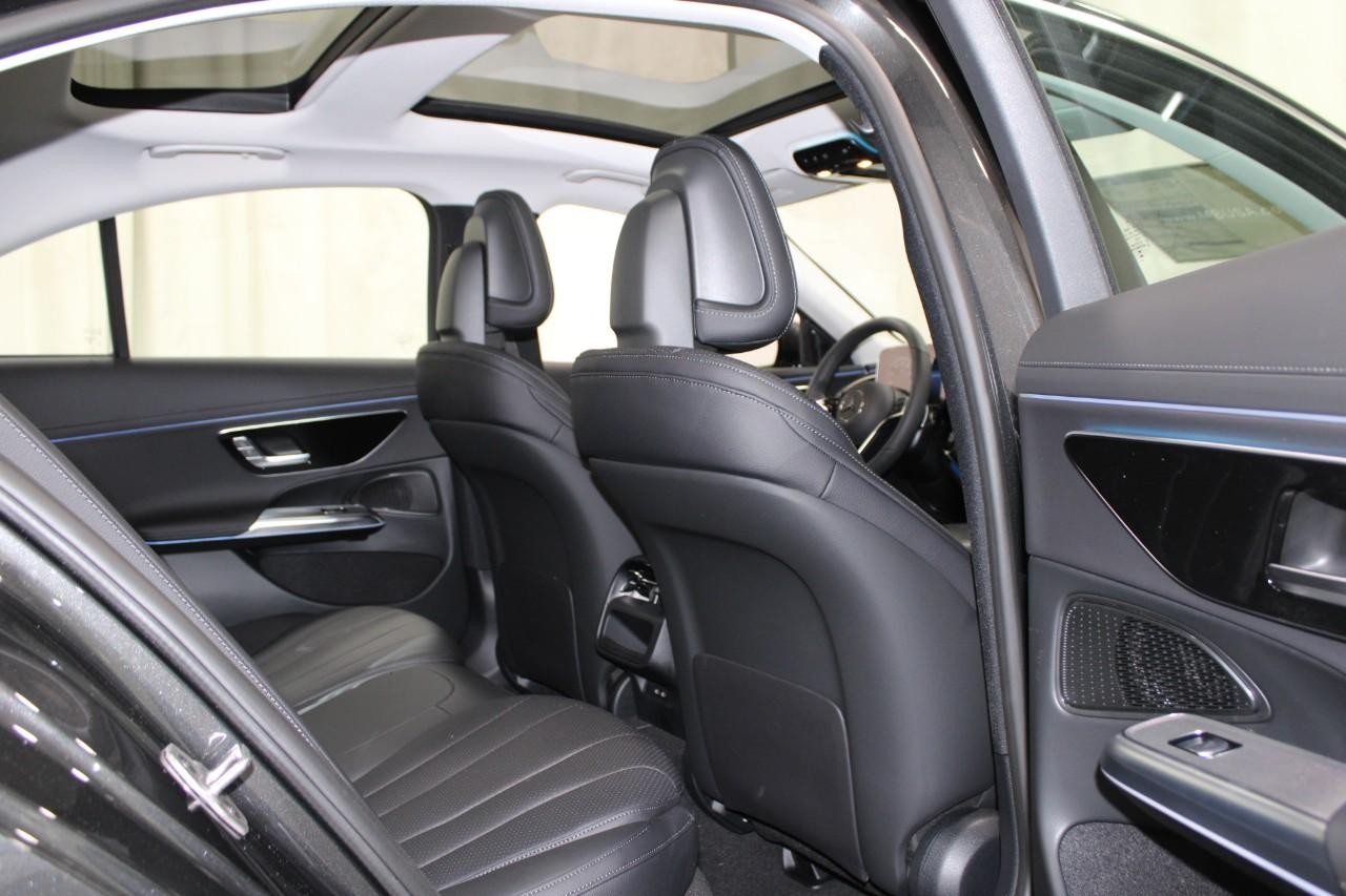 Mercedes-Benz E-Class Vehicle Full-screen Gallery Image 13