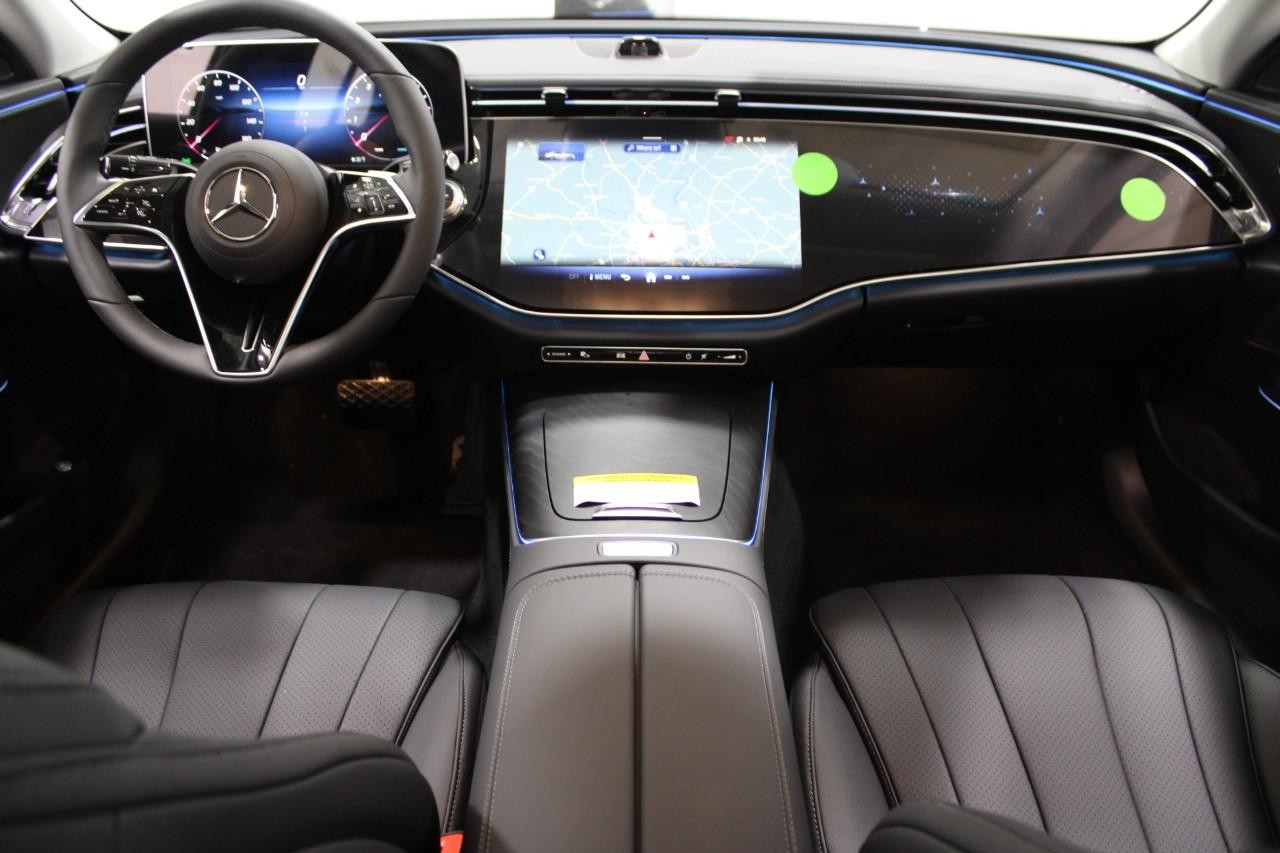 Mercedes-Benz E-Class Vehicle Full-screen Gallery Image 14