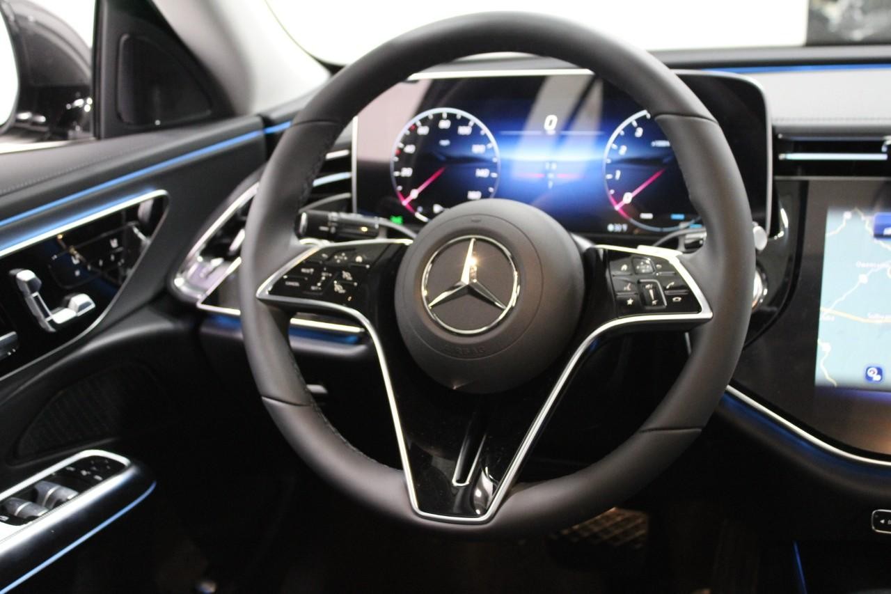 Mercedes-Benz E-Class Vehicle Full-screen Gallery Image 15