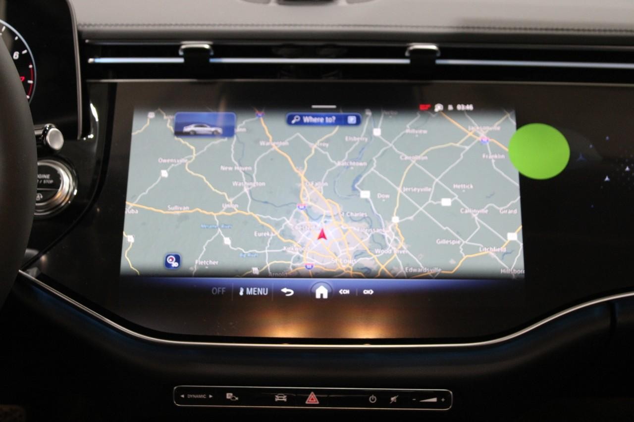 Mercedes-Benz E-Class Vehicle Full-screen Gallery Image 16