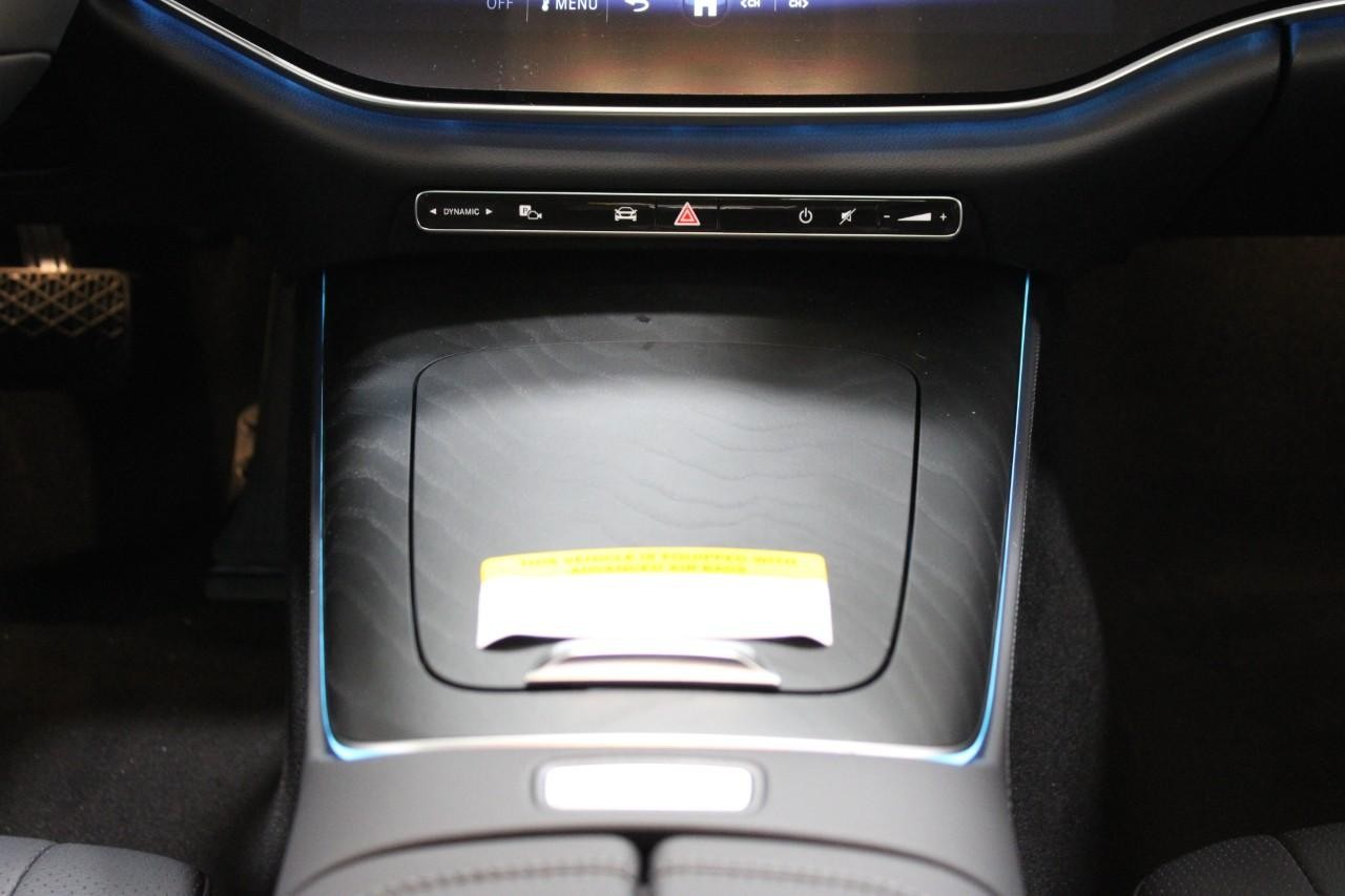 Mercedes-Benz E-Class Vehicle Full-screen Gallery Image 17