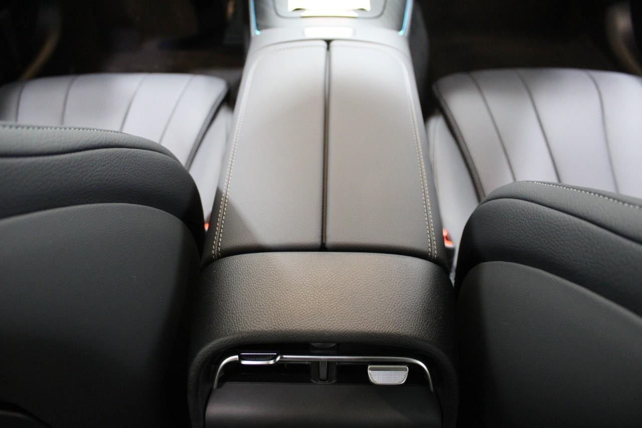 Mercedes-Benz E-Class Vehicle Full-screen Gallery Image 18