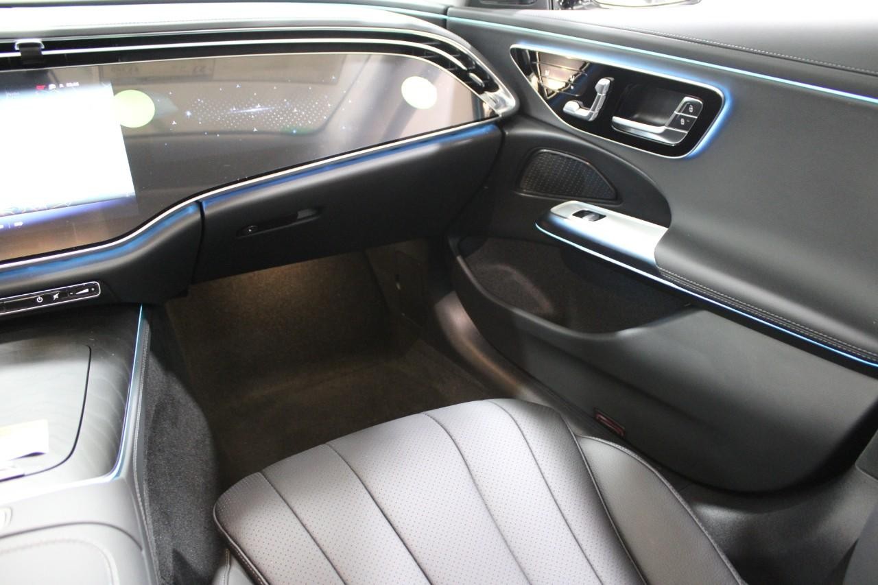 Mercedes-Benz E-Class Vehicle Full-screen Gallery Image 19