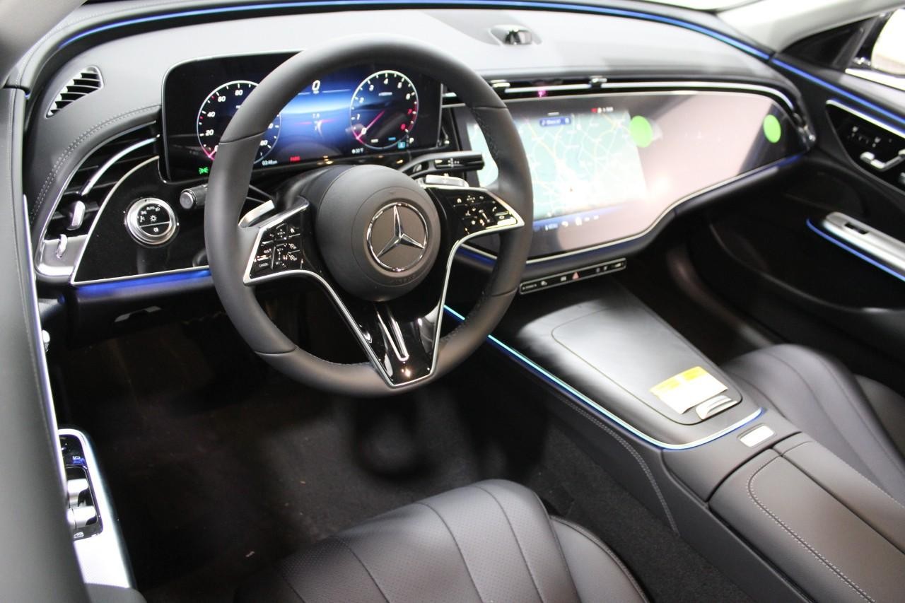 Mercedes-Benz E-Class Vehicle Full-screen Gallery Image 20