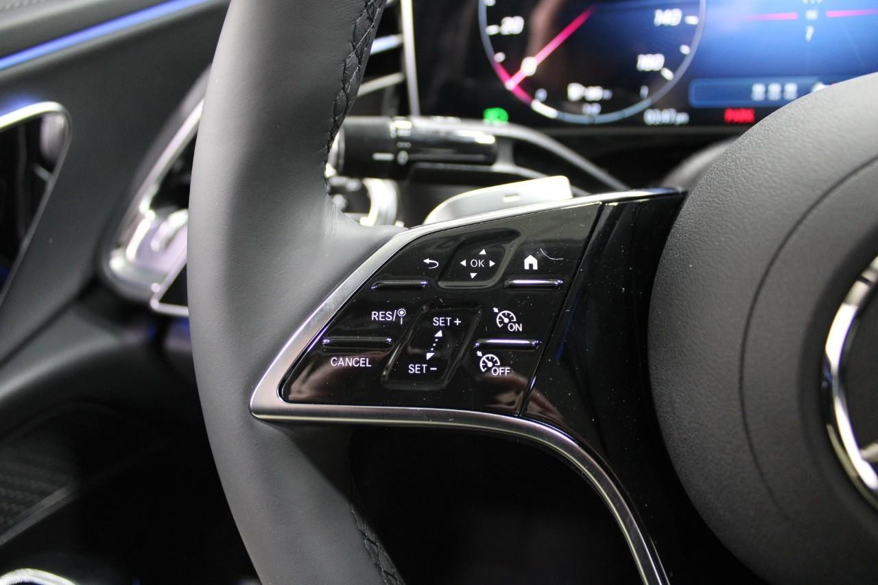 Mercedes-Benz E-Class Vehicle Full-screen Gallery Image 21