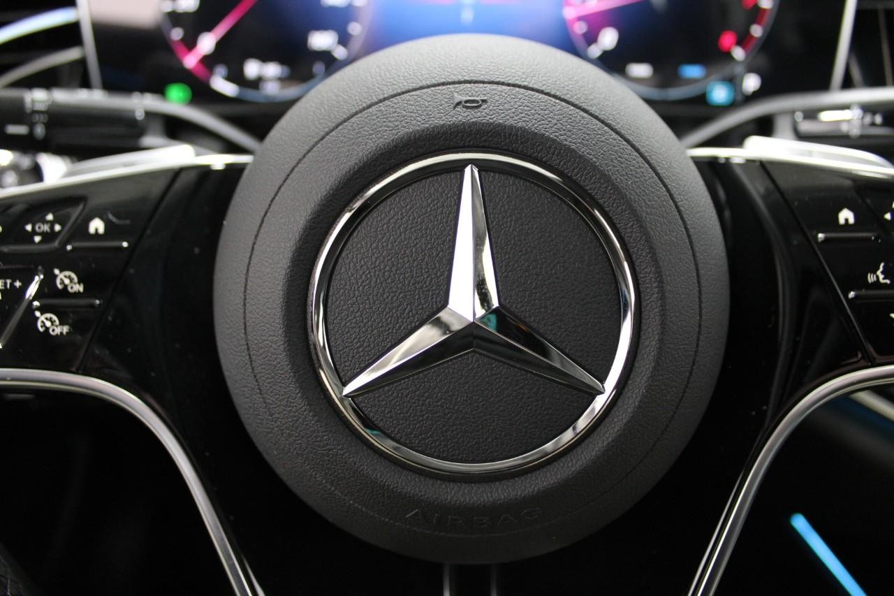 Mercedes-Benz E-Class Vehicle Full-screen Gallery Image 22