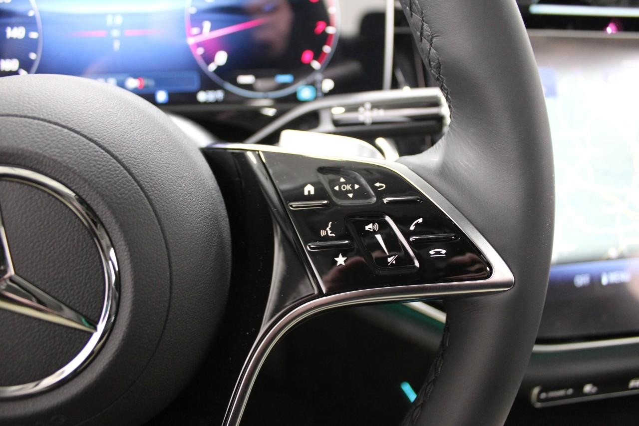 Mercedes-Benz E-Class Vehicle Full-screen Gallery Image 23