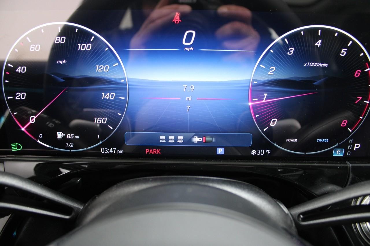 Mercedes-Benz E-Class Vehicle Full-screen Gallery Image 24