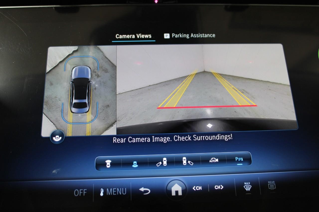 Mercedes-Benz E-Class Vehicle Full-screen Gallery Image 26