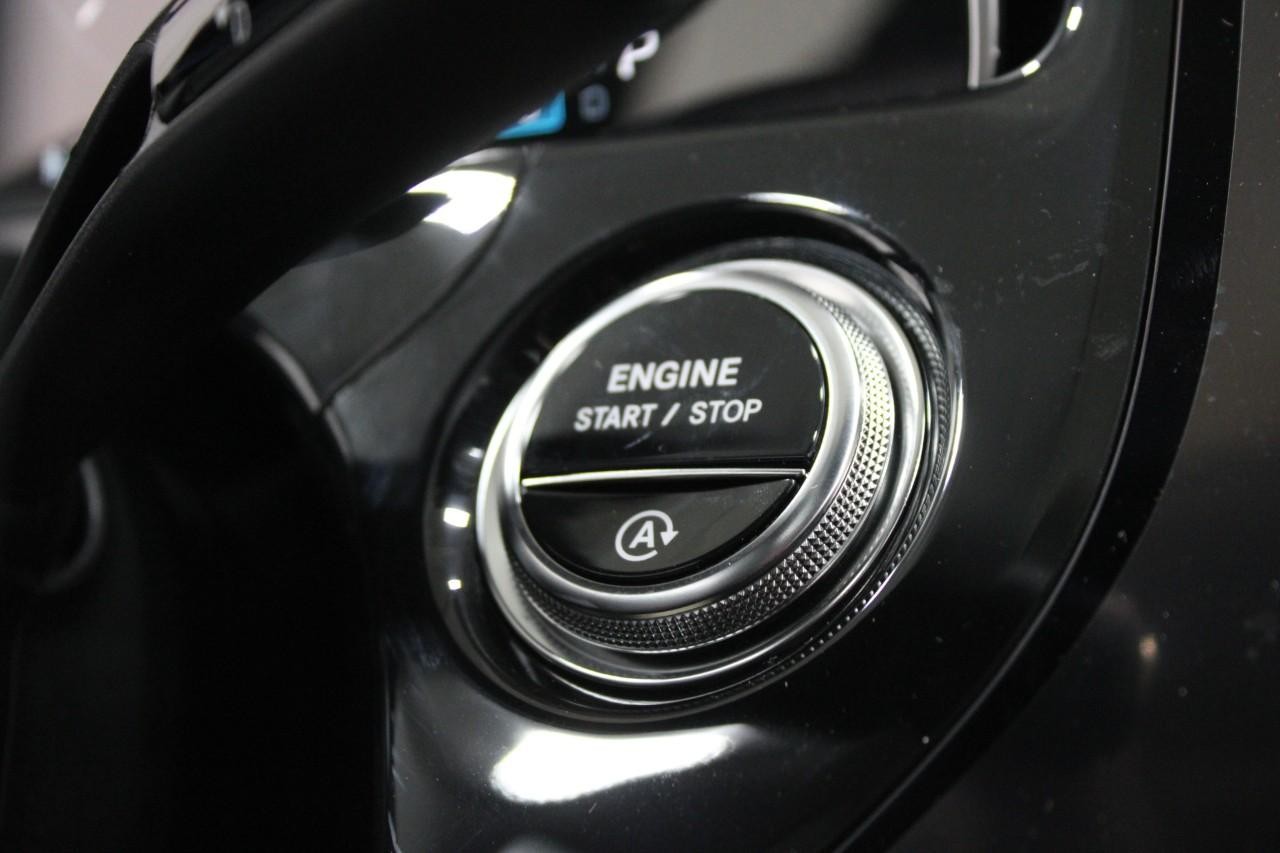 Mercedes-Benz E-Class Vehicle Full-screen Gallery Image 27