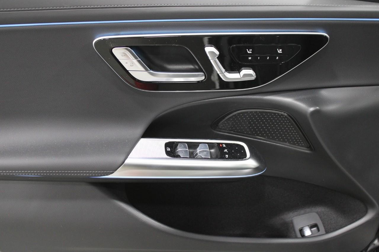 Mercedes-Benz E-Class Vehicle Full-screen Gallery Image 28