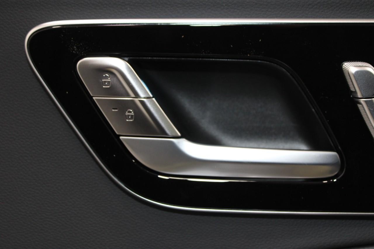 Mercedes-Benz E-Class Vehicle Full-screen Gallery Image 29