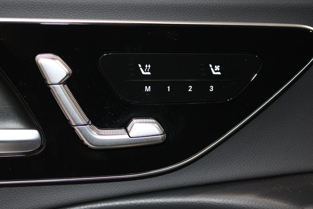 Mercedes-Benz E-Class Vehicle Full-screen Gallery Image 30