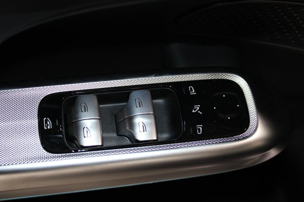 Mercedes-Benz E-Class Vehicle Full-screen Gallery Image 31