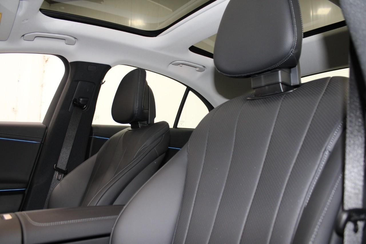 Mercedes-Benz E-Class Vehicle Full-screen Gallery Image 32