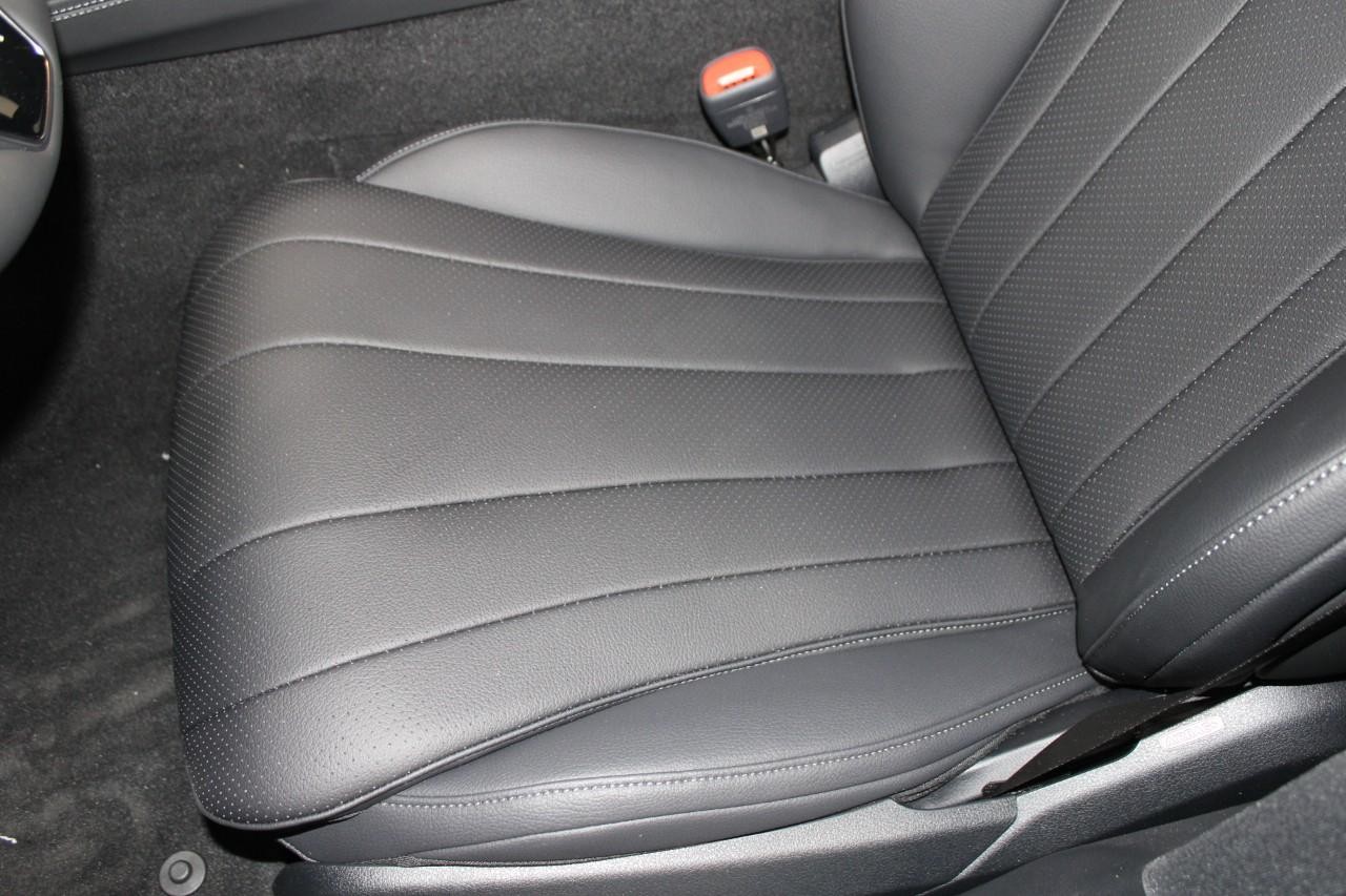 Mercedes-Benz E-Class Vehicle Full-screen Gallery Image 33