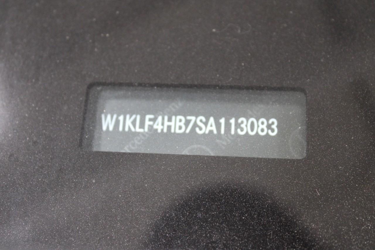 Mercedes-Benz E-Class Vehicle Full-screen Gallery Image 34