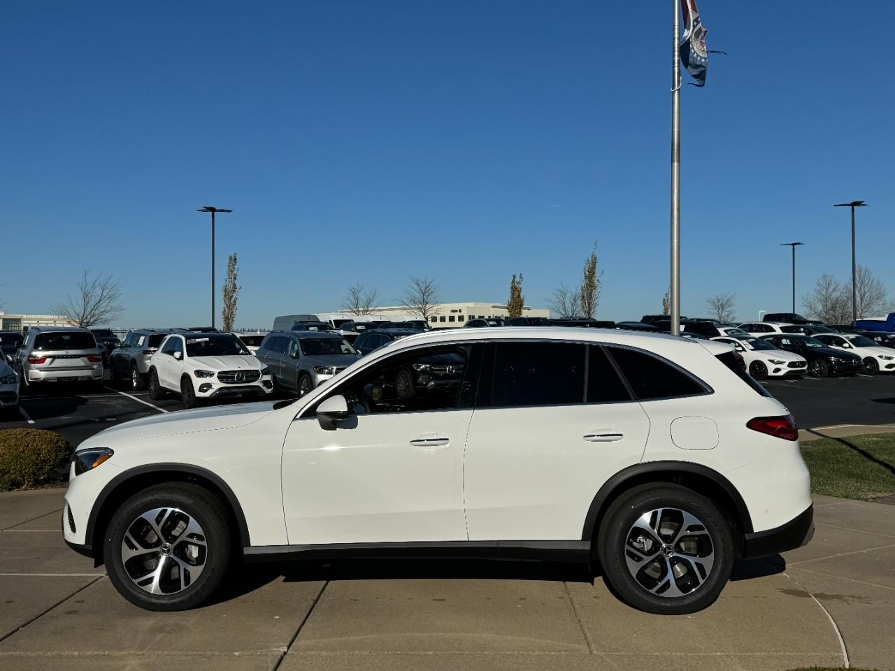 Mercedes-Benz GLC Vehicle Full-screen Gallery Image 2