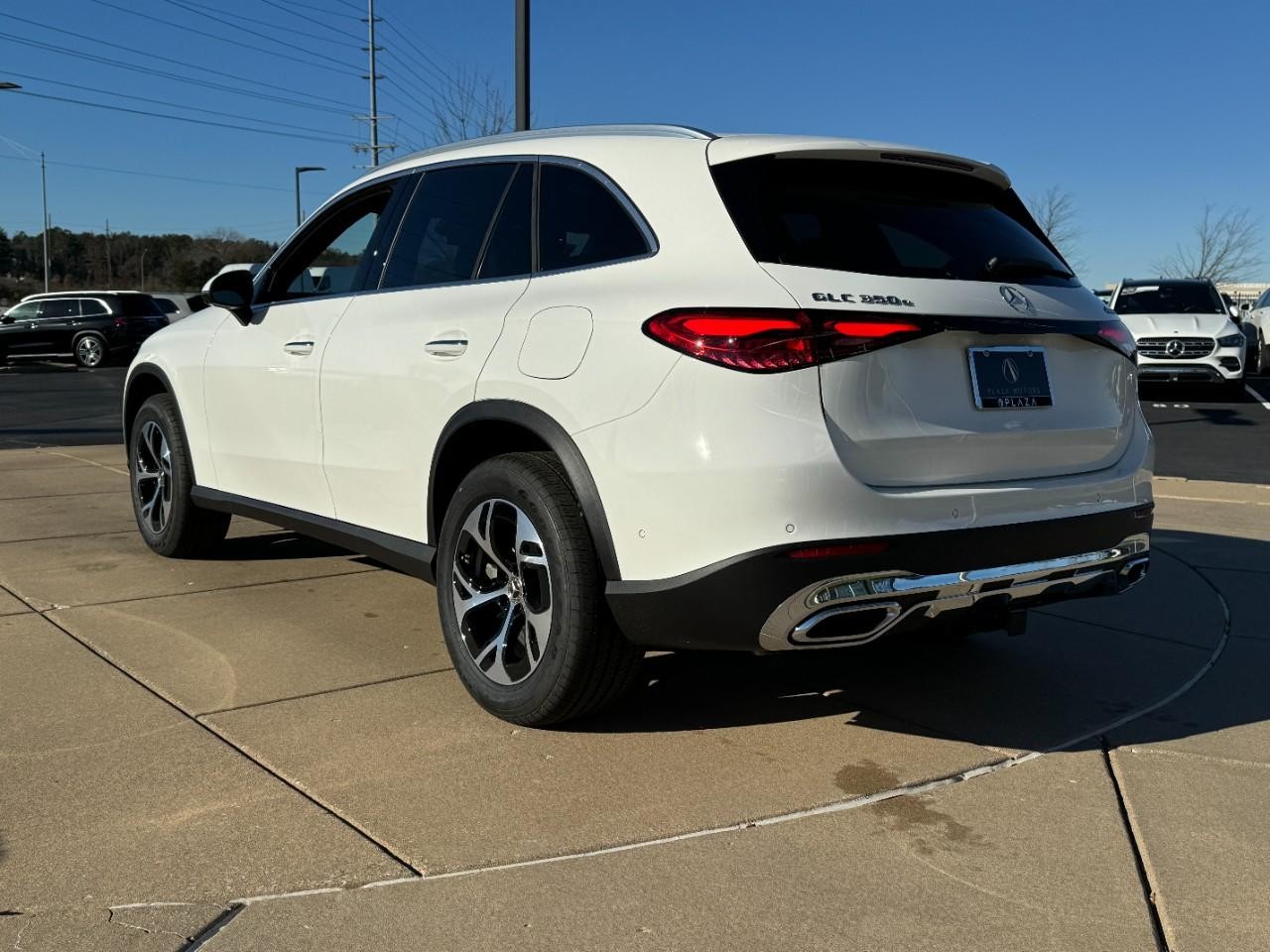 Mercedes-Benz GLC Vehicle Full-screen Gallery Image 3