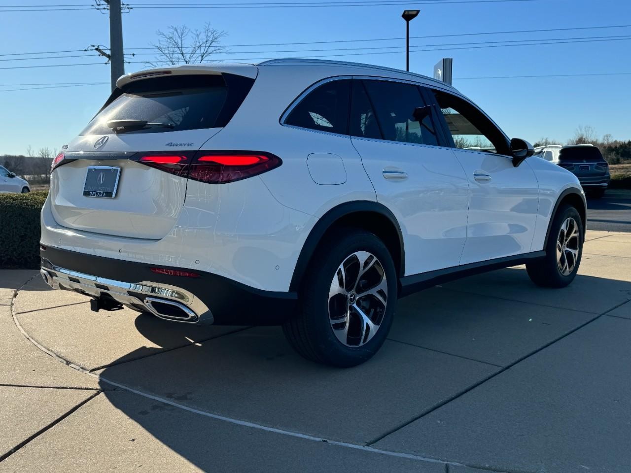 Mercedes-Benz GLC Vehicle Full-screen Gallery Image 4