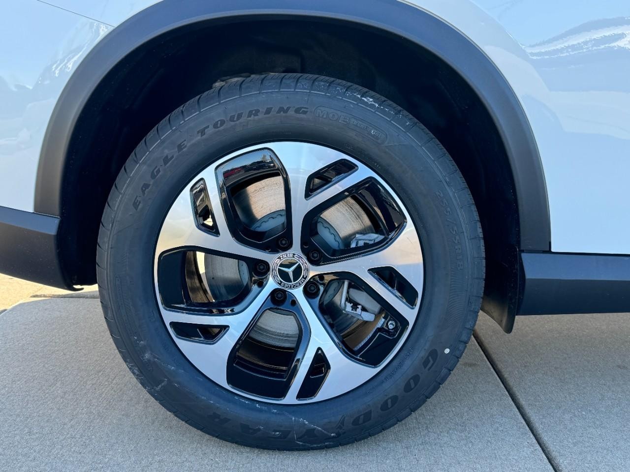 Mercedes-Benz GLC Vehicle Full-screen Gallery Image 5