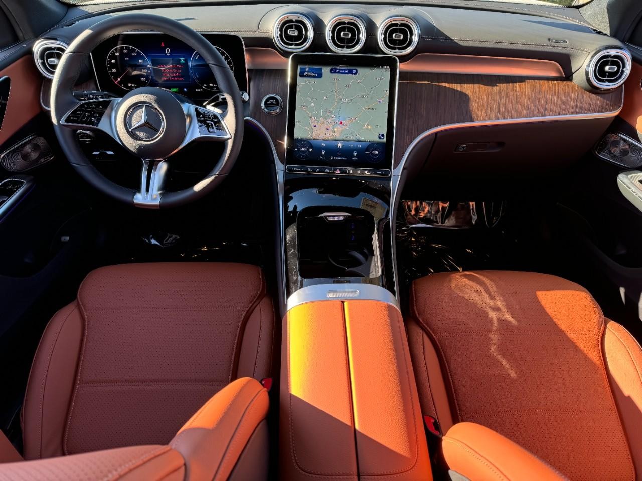 Mercedes-Benz GLC Vehicle Full-screen Gallery Image 6