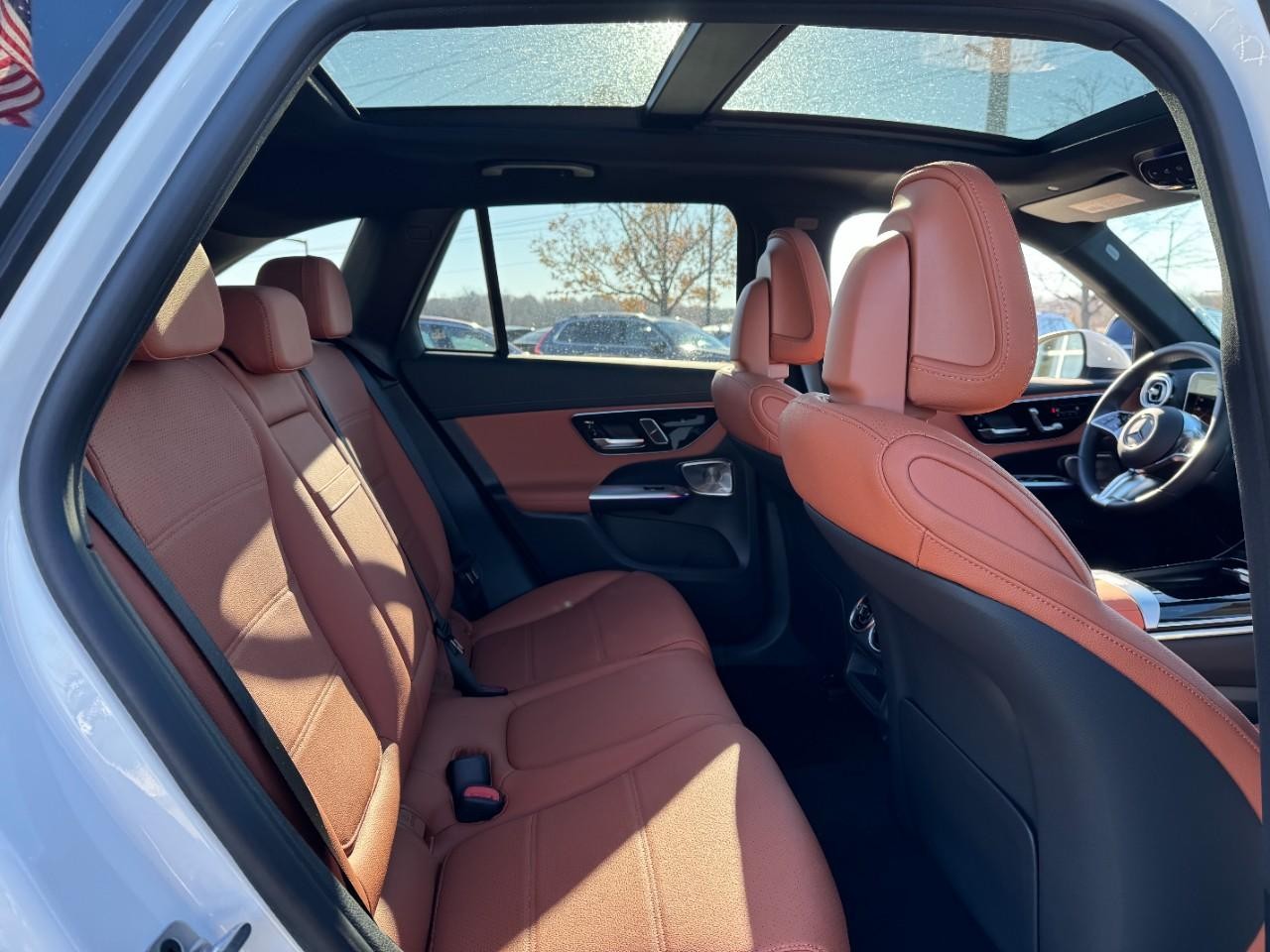 Mercedes-Benz GLC Vehicle Full-screen Gallery Image 9