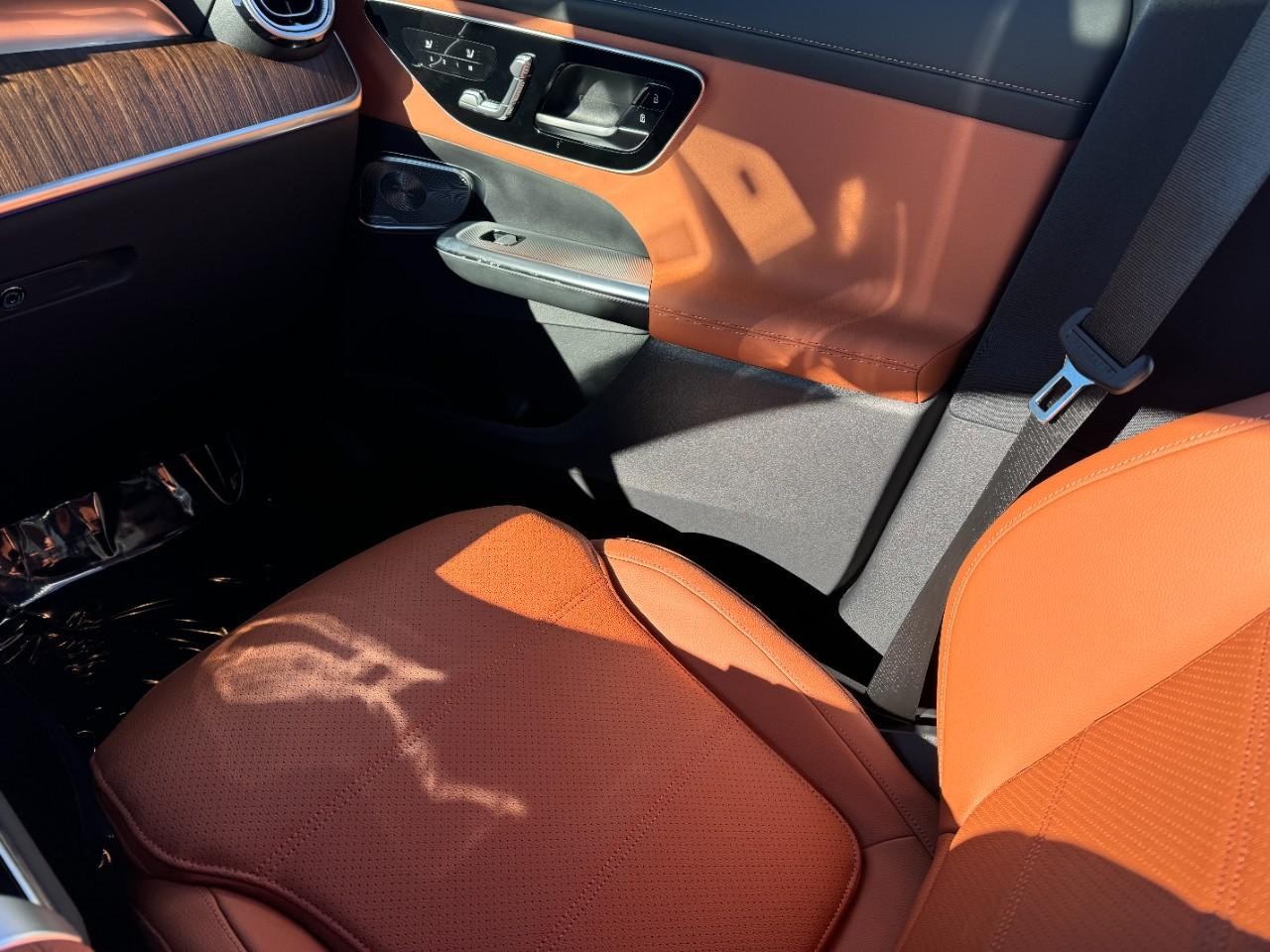 Mercedes-Benz GLC Vehicle Full-screen Gallery Image 10