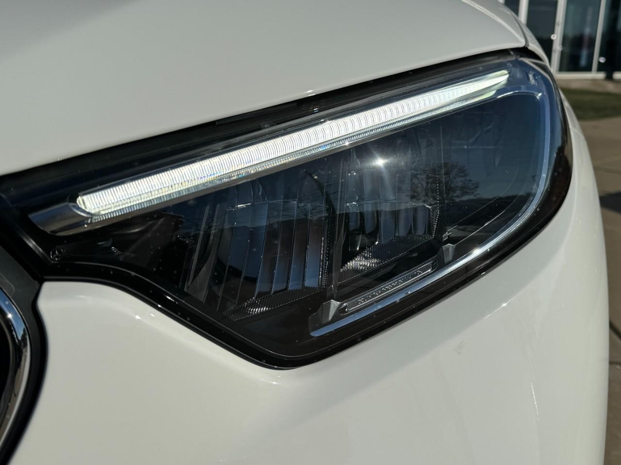 Mercedes-Benz GLC Vehicle Full-screen Gallery Image 13