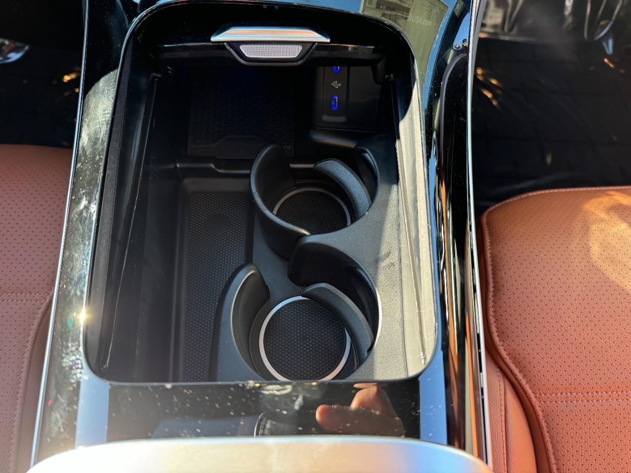 Mercedes-Benz GLC Vehicle Full-screen Gallery Image 20