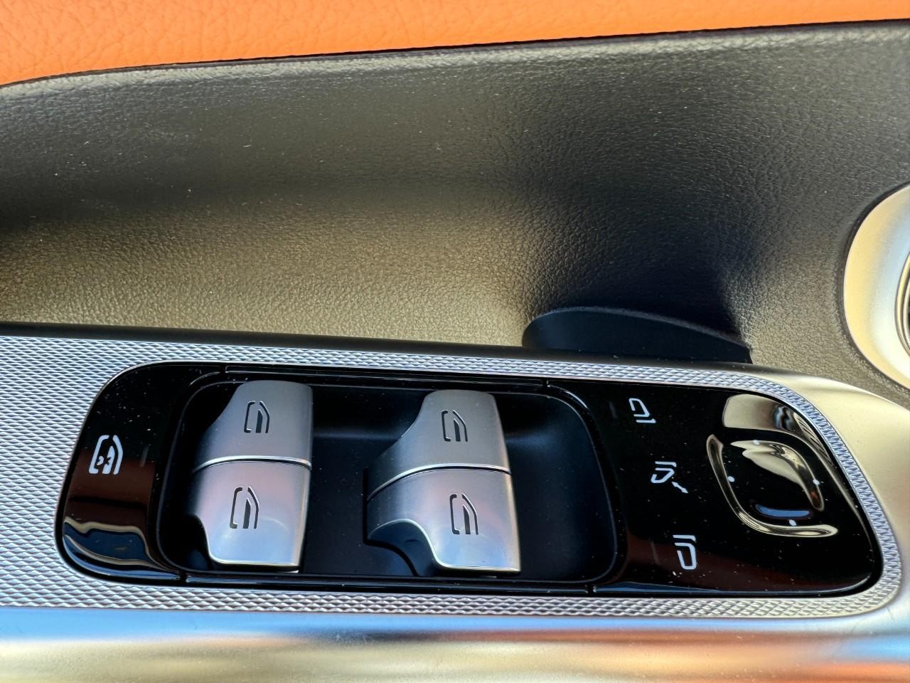 Mercedes-Benz GLC Vehicle Full-screen Gallery Image 23