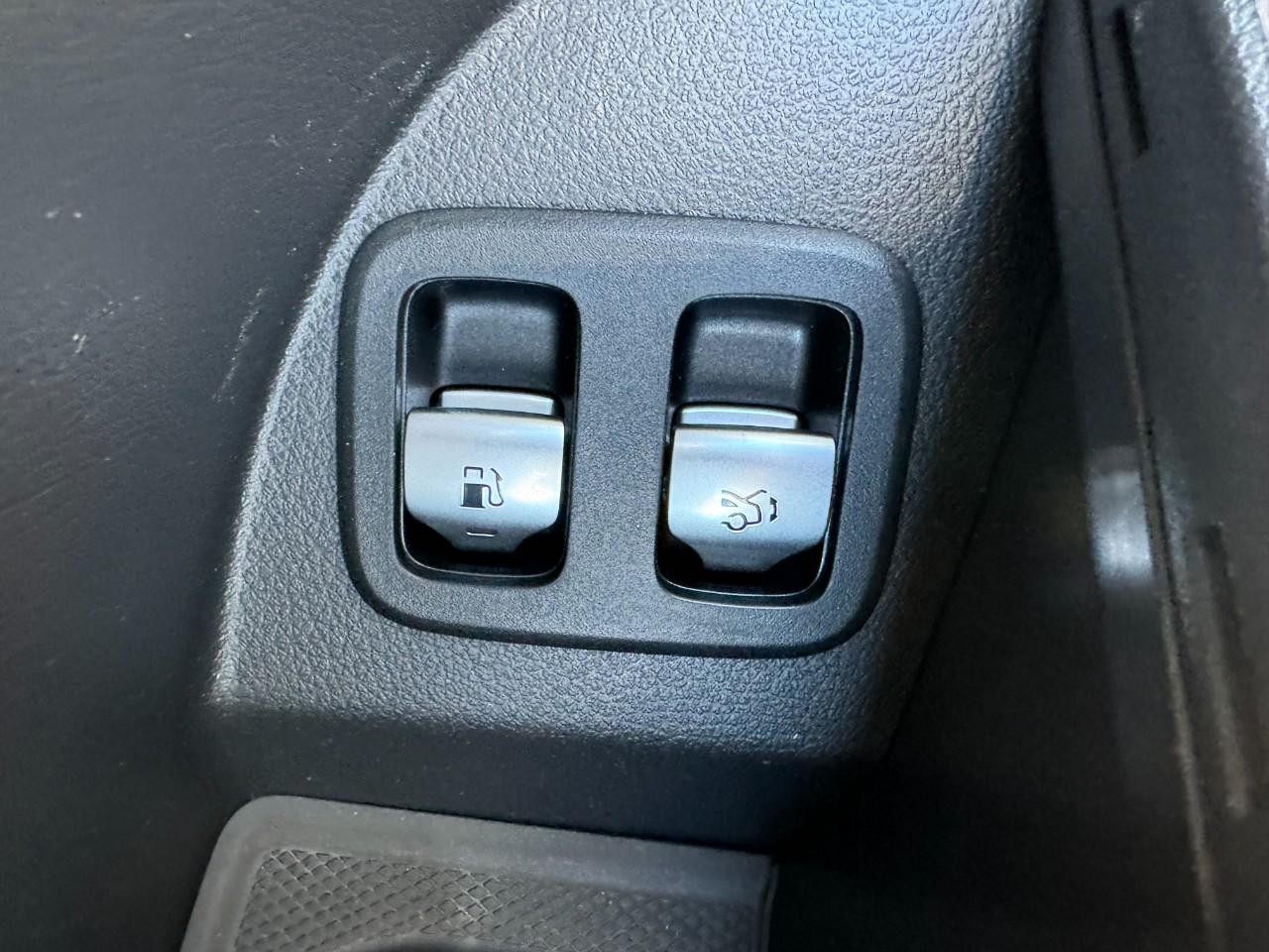 Mercedes-Benz GLC Vehicle Full-screen Gallery Image 24