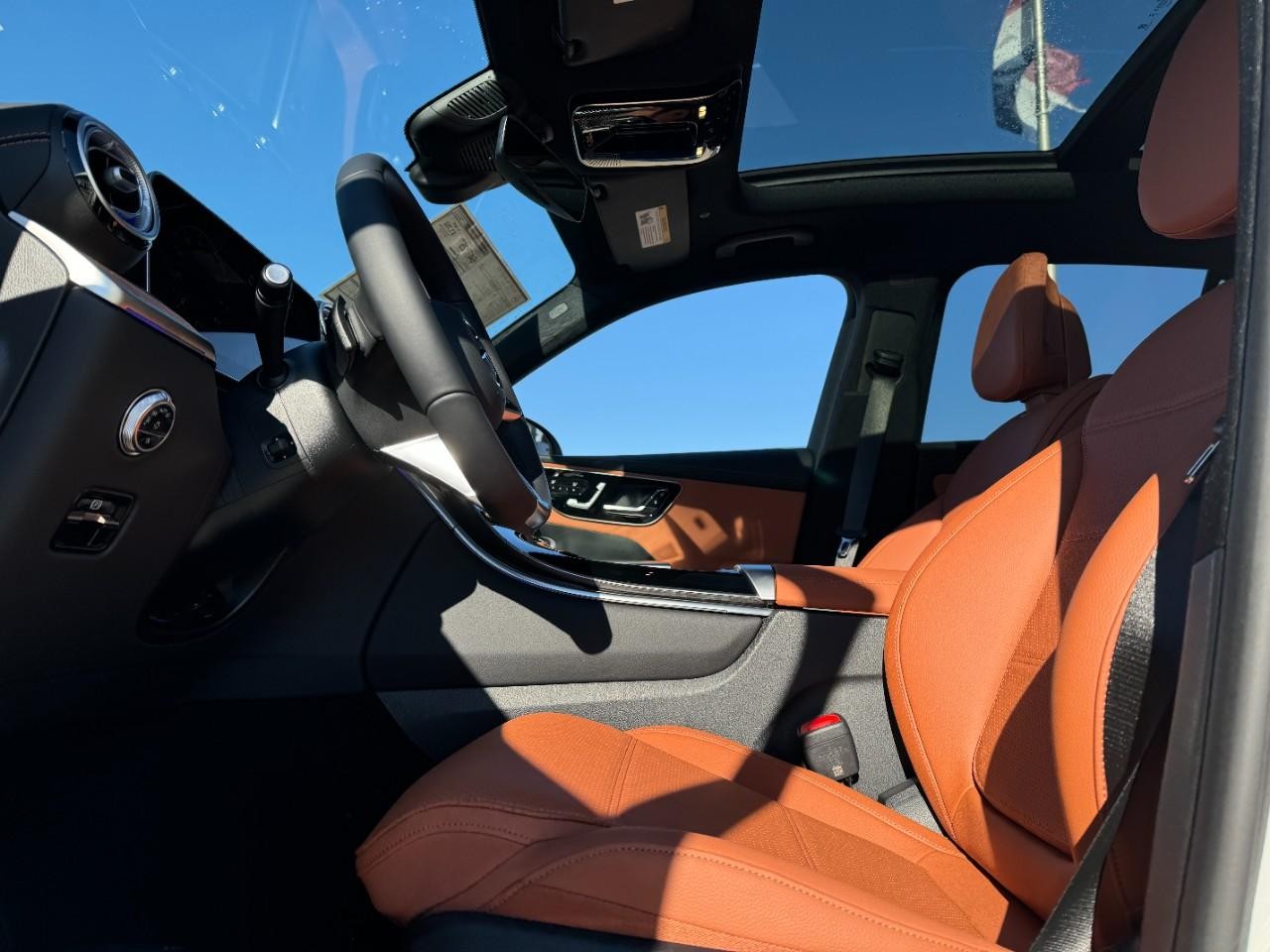 Mercedes-Benz GLC Vehicle Full-screen Gallery Image 25