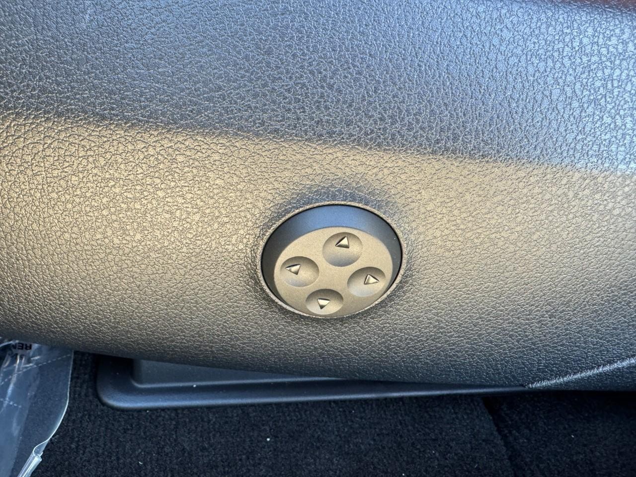 Mercedes-Benz GLC Vehicle Full-screen Gallery Image 26