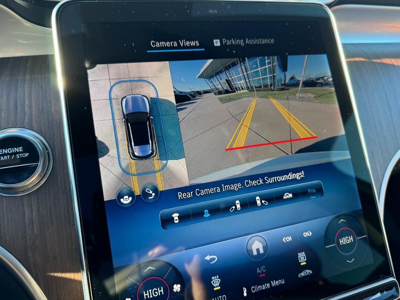 Mercedes-Benz GLC Vehicle Full-screen Gallery Image 32