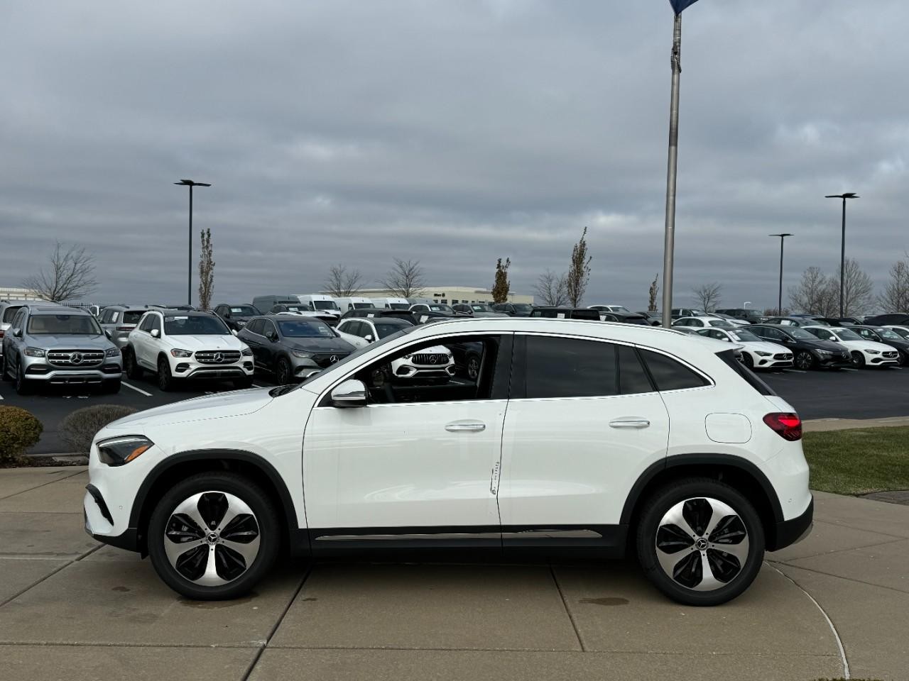 Mercedes-Benz GLA Vehicle Full-screen Gallery Image 2