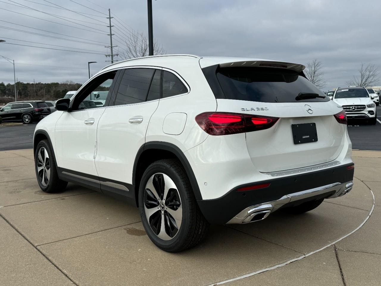 Mercedes-Benz GLA Vehicle Full-screen Gallery Image 3