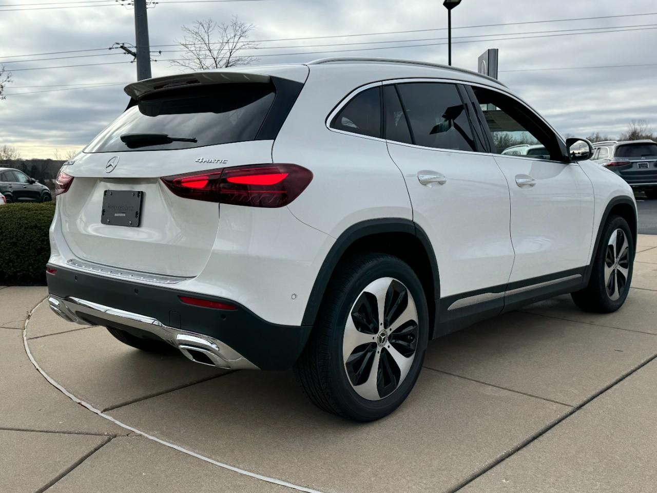 Mercedes-Benz GLA Vehicle Full-screen Gallery Image 4