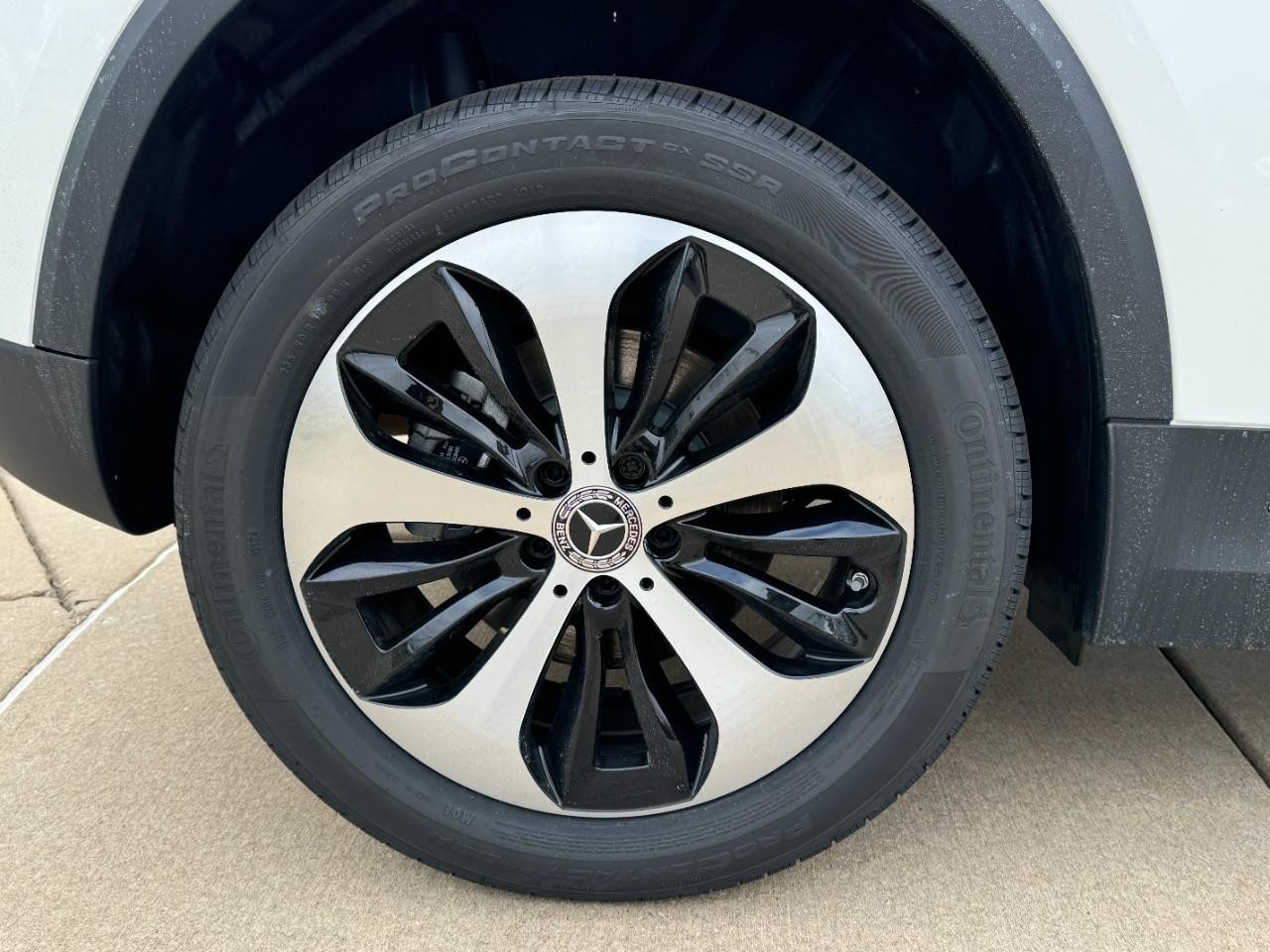 Mercedes-Benz GLA Vehicle Full-screen Gallery Image 5