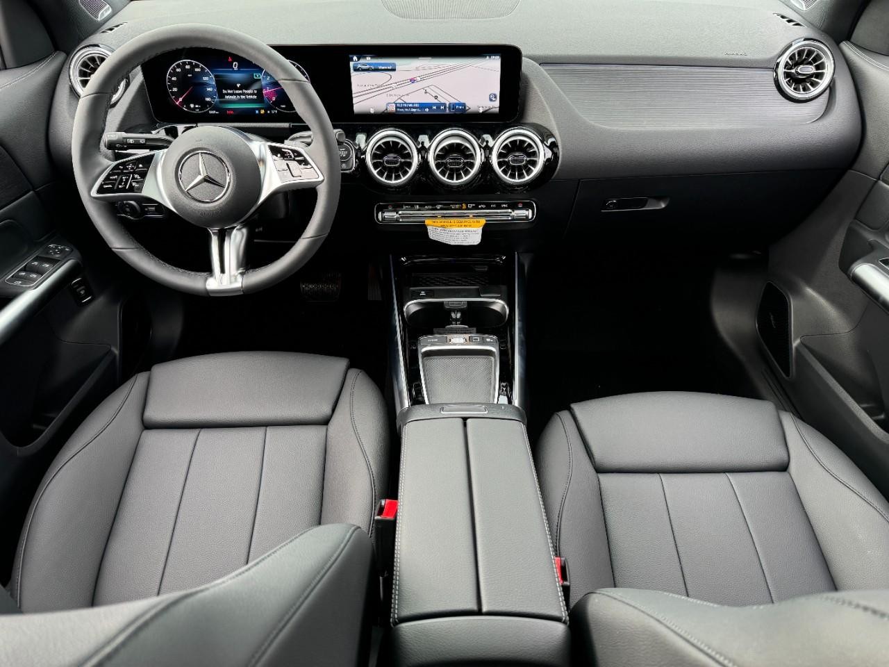 Mercedes-Benz GLA Vehicle Full-screen Gallery Image 6