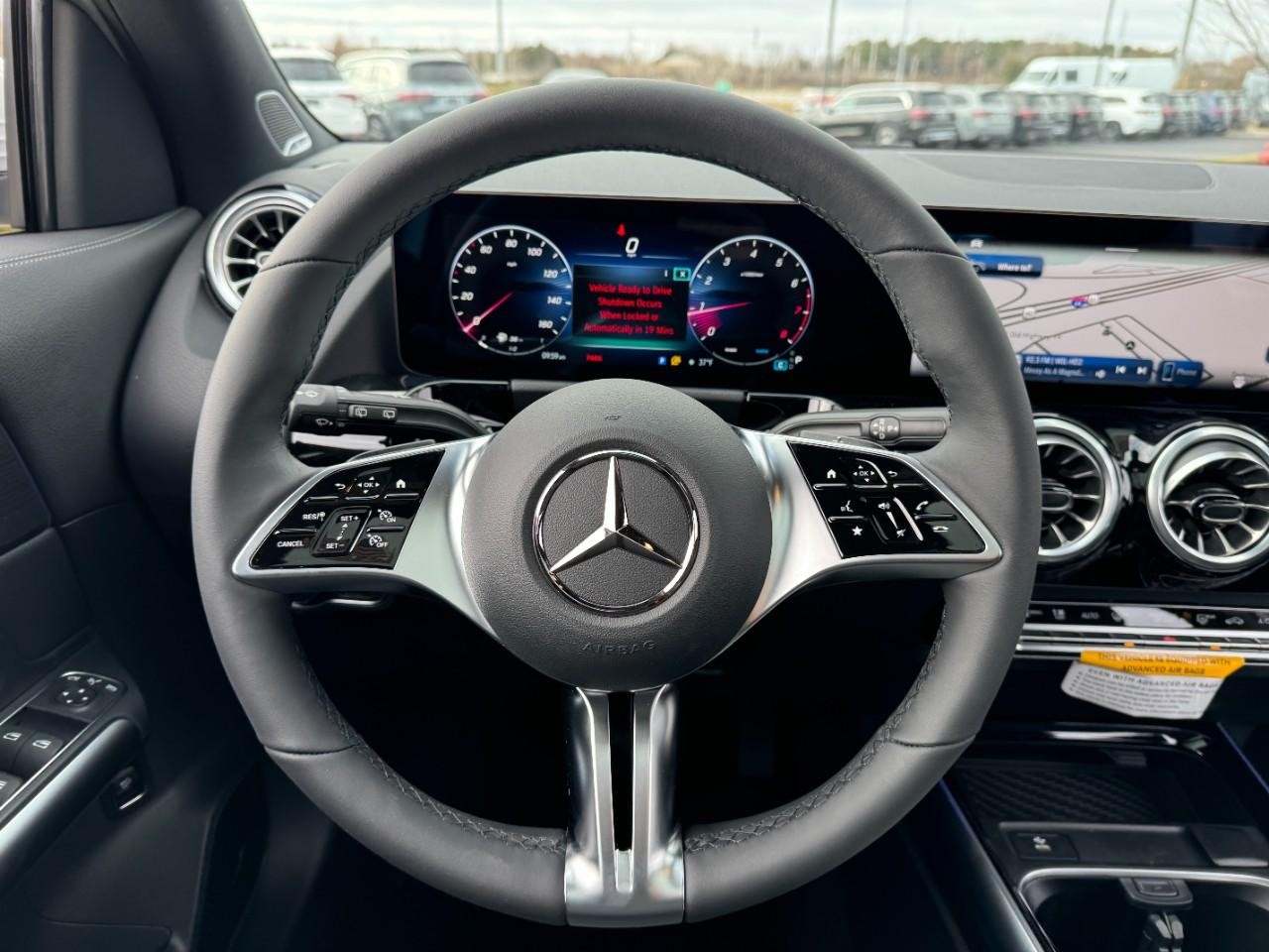 Mercedes-Benz GLA Vehicle Full-screen Gallery Image 7