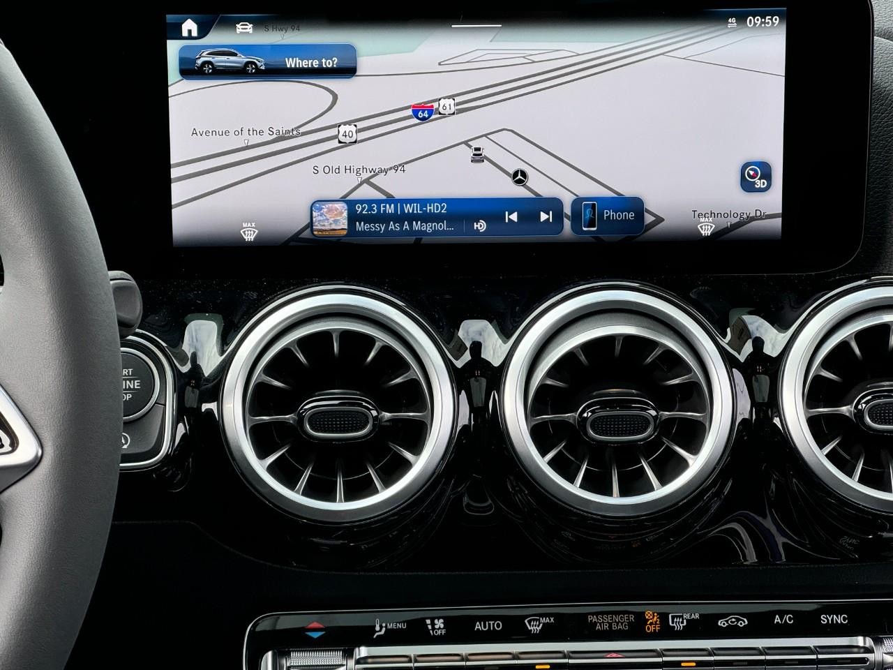 Mercedes-Benz GLA Vehicle Full-screen Gallery Image 8