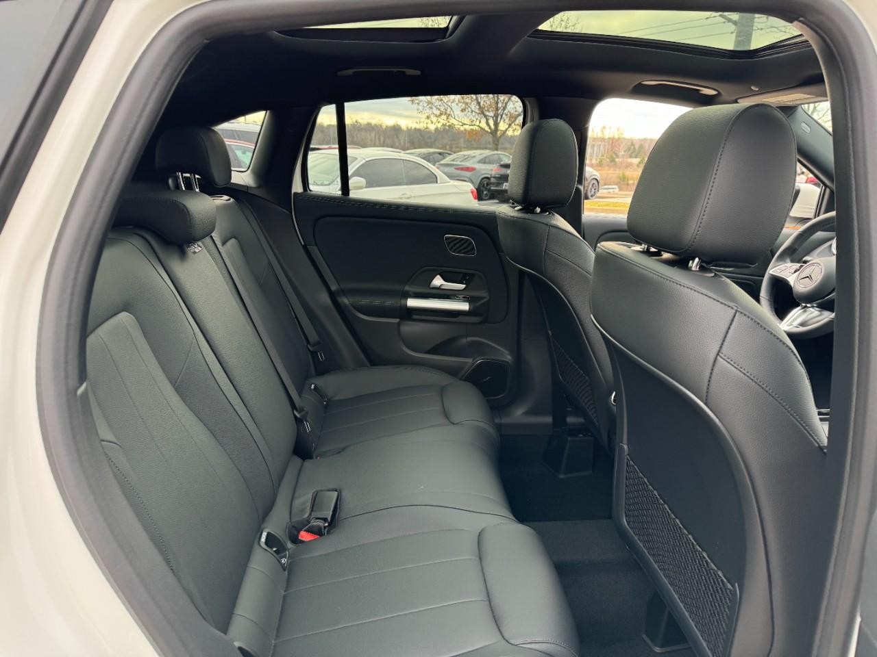 Mercedes-Benz GLA Vehicle Full-screen Gallery Image 9