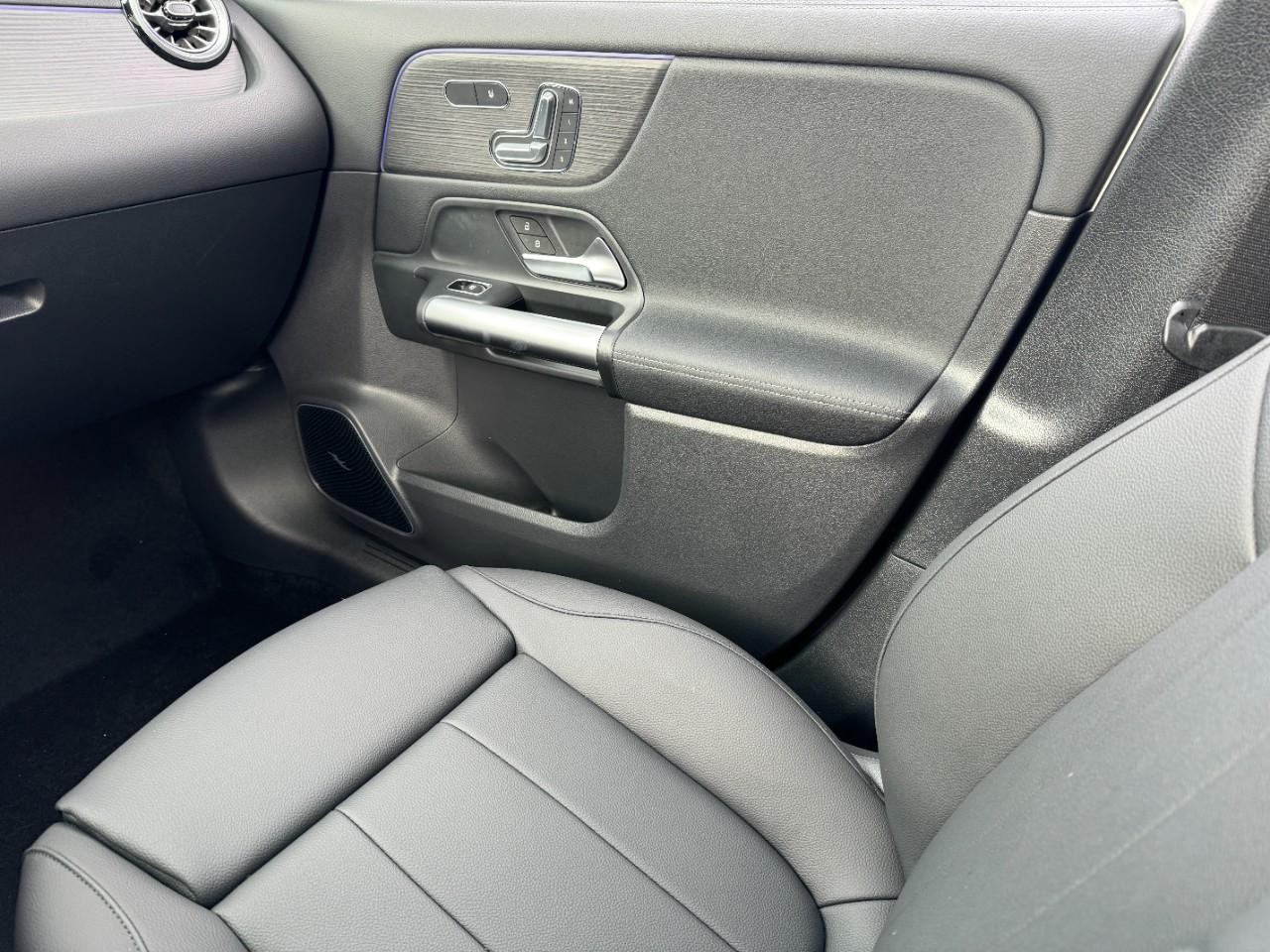 Mercedes-Benz GLA Vehicle Full-screen Gallery Image 10