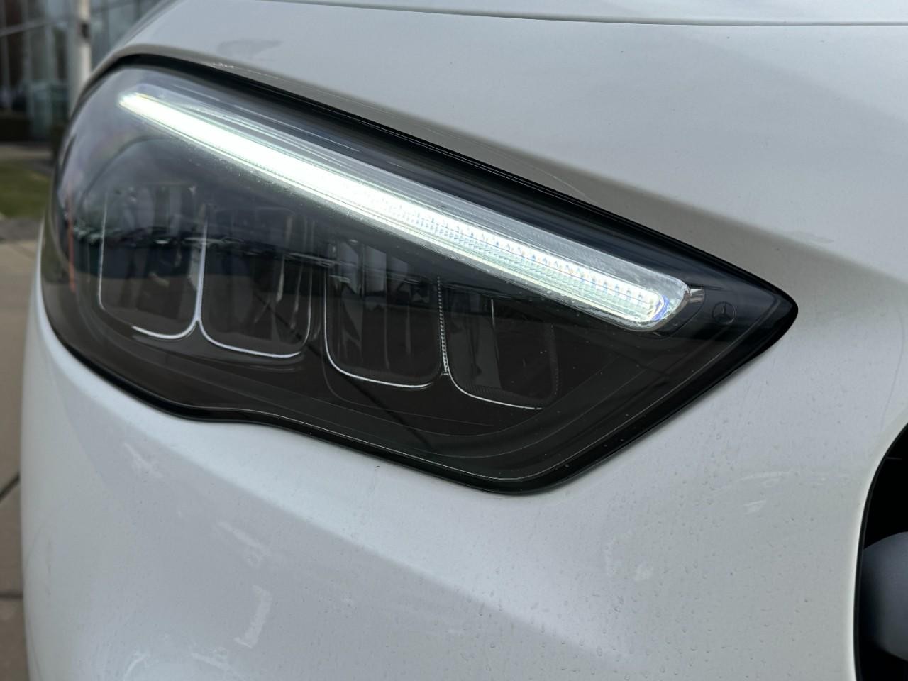 Mercedes-Benz GLA Vehicle Full-screen Gallery Image 12