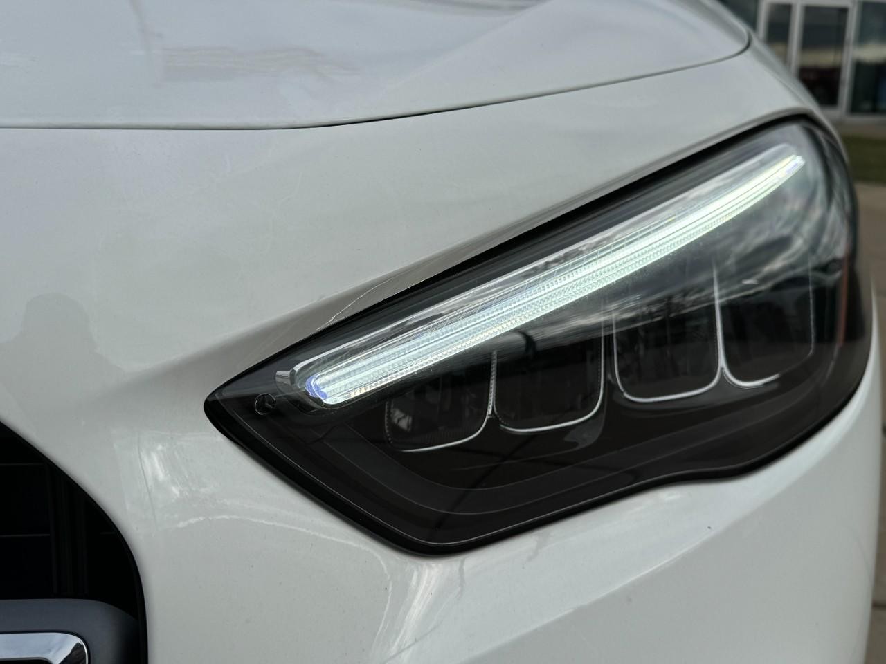 Mercedes-Benz GLA Vehicle Full-screen Gallery Image 13