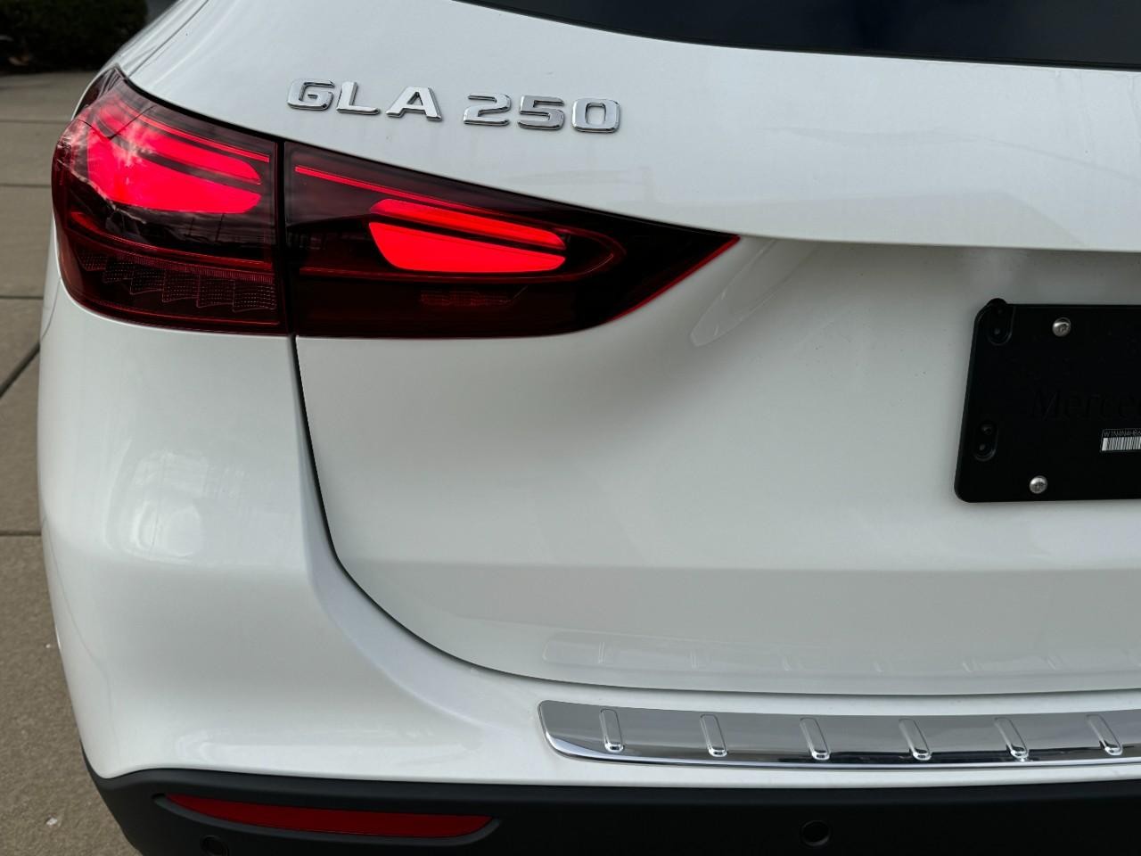 Mercedes-Benz GLA Vehicle Full-screen Gallery Image 15