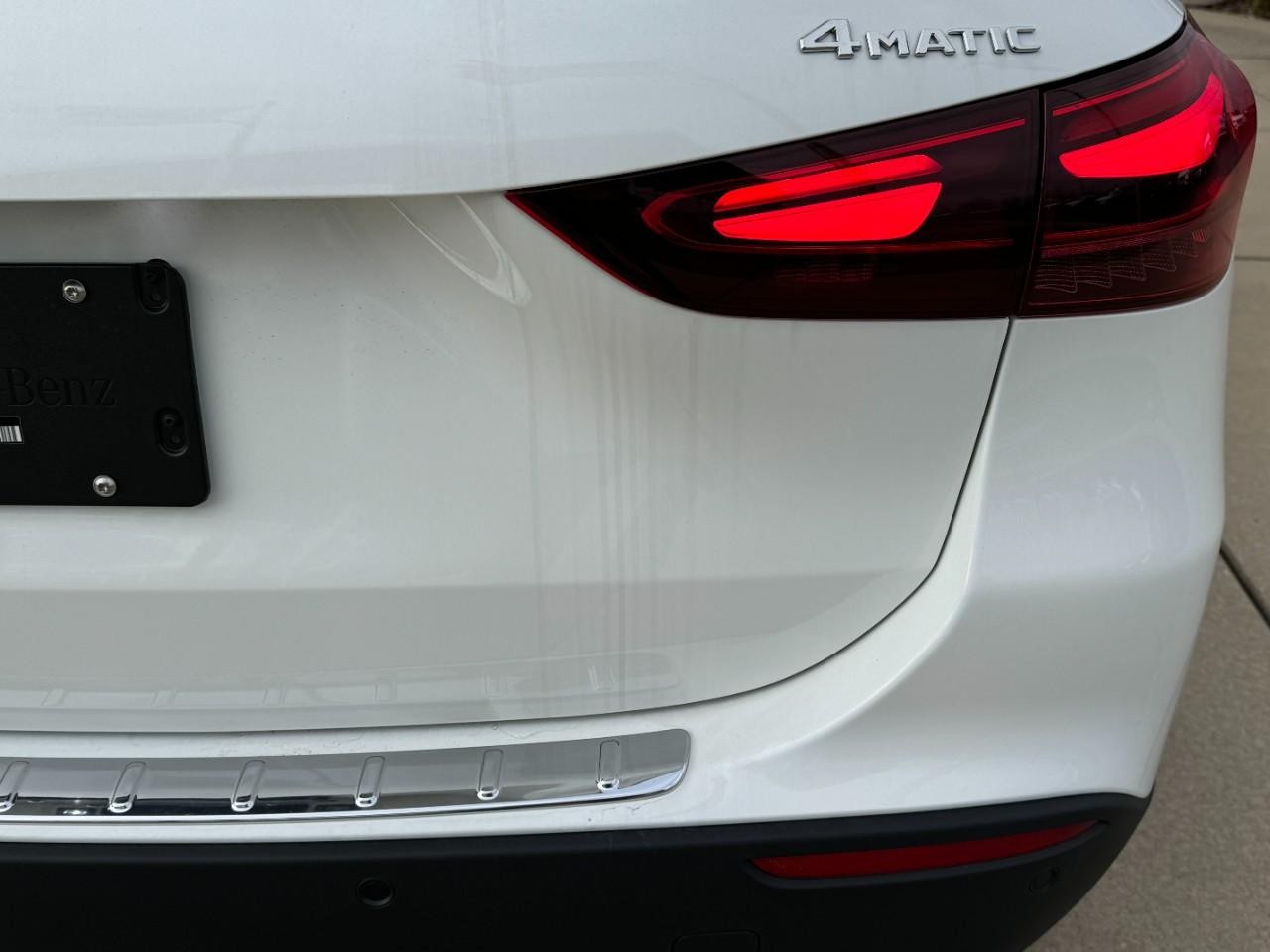 Mercedes-Benz GLA Vehicle Full-screen Gallery Image 16